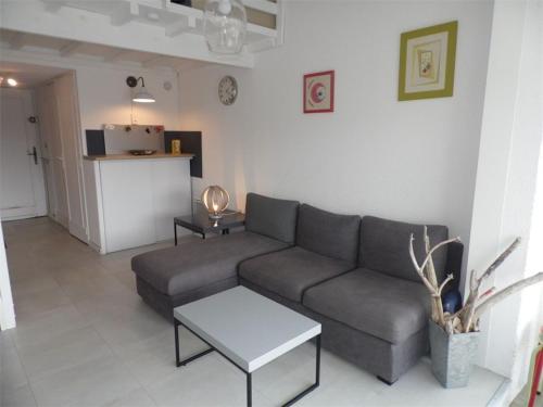 Studio mezzanine, 4 couchages, 1er étage, parking privé, à 700 m des commerces, Grau d'Agde - FR-1-423-39