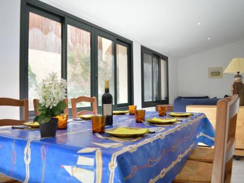 - une table bleue avec une bouteille de vin dans l'établissement Appartement T4 en front de mer, 5 couchages, terrasse et jardin à Banyuls-sur-Mer - FR-1-225C-577, à Banyuls-sur-Mer