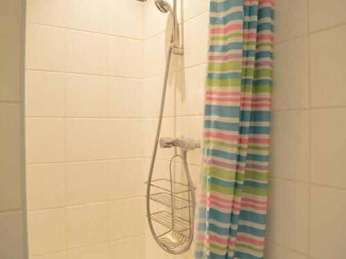 a shower with a shower curtain in a bathroom at Appartement 4 pièces, 5 couchages, à deux pas de la plage, Banyuls-sur-Mer - FR-1-225C-577 in Banyuls-sur-Mer