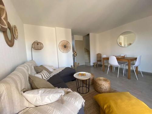 een woonkamer met een bank en een tafel bij Appartement Cavalière, 3 pièces, 5 personnes - FR-1-308-137 in Le Lavandou