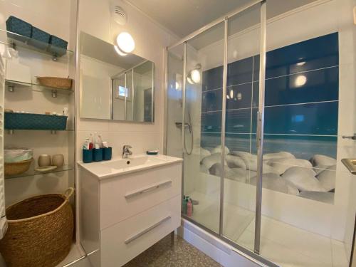 een badkamer met een glazen douche en een wastafel bij Appartement Cavalière, 3 pièces, 5 personnes - FR-1-308-137 in Le Lavandou