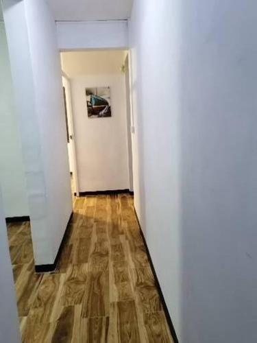 pasillo con puerta blanca y suelo de madera en A+villa, en Moka