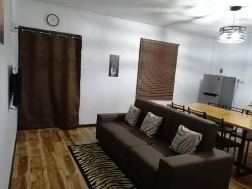 sala de estar con sofá y mesa en A+villa, en Moka