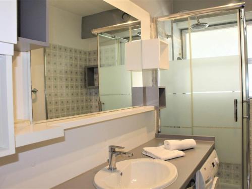 une salle de bain avec un lavabo et un miroir dans l'établissement Moderne T3, 2 chambres, climatisé, parking, plage à pied - FR-1-252A-93, à Villeneuve-Loubet