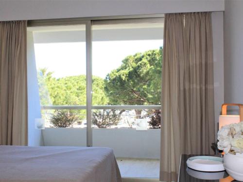 - une chambre avec une grande fenêtre offrant une vue dans l'établissement Moderne T3, 2 chambres, climatisé, parking, plage à pied - FR-1-252A-93, à Villeneuve-Loubet