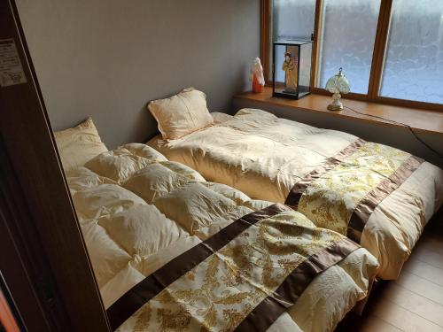 two beds sitting next to each other in a room at Lien Tono in Tōno