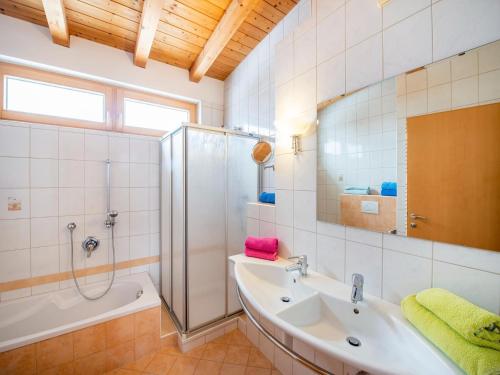 een badkamer met een bad, een wastafel en een douche bij Property in Wagrain in Wagrain