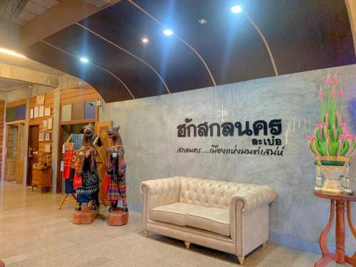een winkel met een bank voor een muur bij Hug Sakhonnakhon Hotel in Sakon Nakhon