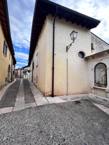 an alley with a basketball hoop on the side of a building at Residenza Borgo San Rocco in SantʼAmbrogio di Valpolicella