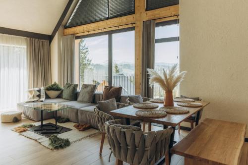 Posezení v ubytování SKOGUR - Home & Resort