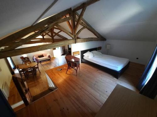 une chambre avec un lit, une table et des chaises dans l'établissement La grande marque - Veprado, à Marnac