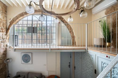 een woonkamer met een boog in een gebouw bij Villa Sera in Akko