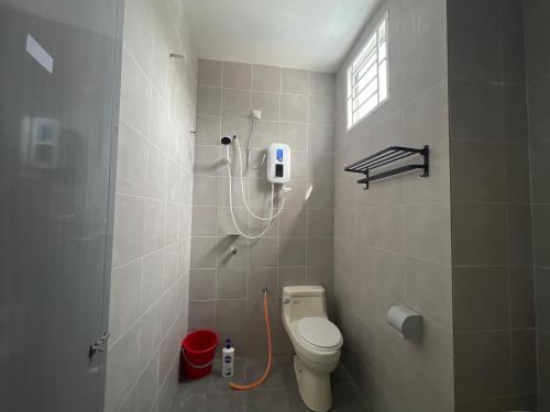 a bathroom with a shower with a toilet in it at Homestay Sejahtera Pool Pokok Sena in Pokok Sena