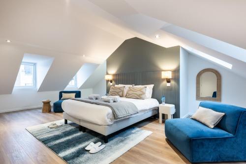 une chambre avec un lit et une chaise bleue dans l'établissement Sweett - Atelier Bastille, à Paris