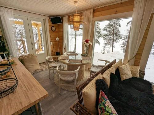 - un salon avec un canapé et une table dans l'établissement #casakivicco, à Leppävirta