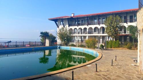 Πισίνα στο ή κοντά στο Monastery II Garden stay like home