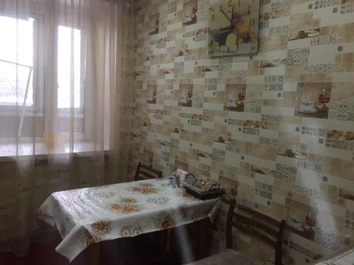 ein Esszimmer mit einem Tisch und einem Tischtuch in der Unterkunft Кабанбай ЦГБ больница in Semei