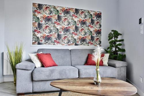 a living room with a couch and a coffee table at Appartement L’Élégant - Idéalement Situé in Écully