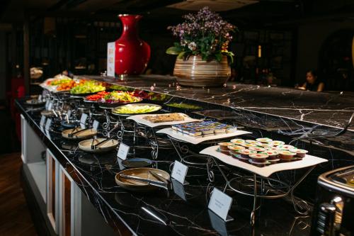una linea a buffet con molti tipi diversi di cibo di Hanoi Lion Boutique Hotel & Spa a Hanoi