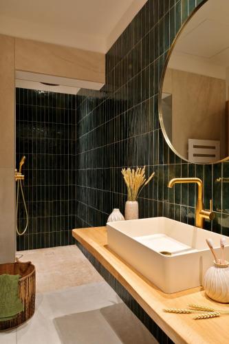 une salle de bain avec un lavabo et un miroir dans l'établissement Villa Playa Baggia, à Porto-Vecchio