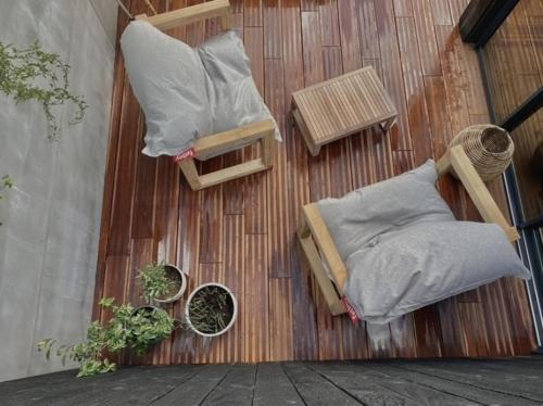 - un balcon avec 2 lits, 2 bancs et une table dans l'établissement 5 Etoiles hébergement insolite de luxe, à Pléneuf-Val-André