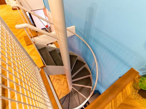widok na spiralne schody w budynku w obiekcie 勝浦最南端の岬パワースポット天 w mieście Katsu’ura