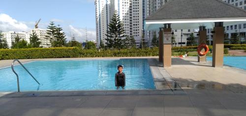 Bazén v ubytování Mai Staycation nebo v jeho okolí