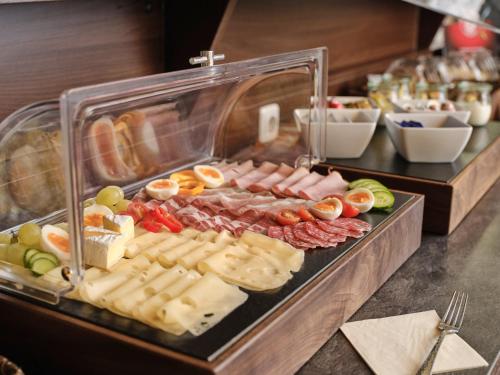 ホテルの敷地内または近くでの食事または食べ物