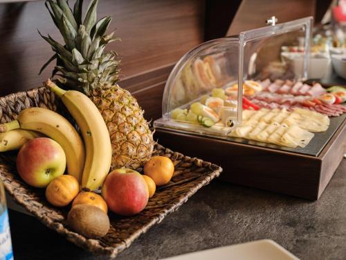 ホテルの敷地内または近くでの食事または食べ物