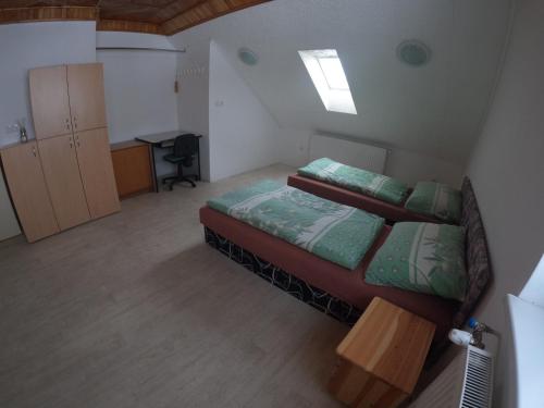 een kleine slaapkamer met een bed en een bureau bij Apartmán U Švejdy in Skuhrov nad Bělou