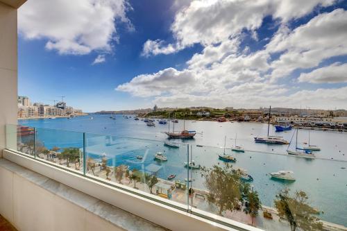 einen Balkon mit Hafenblick in der Unterkunft Luxe Apartment with Valletta and Harbour Views in Sliema