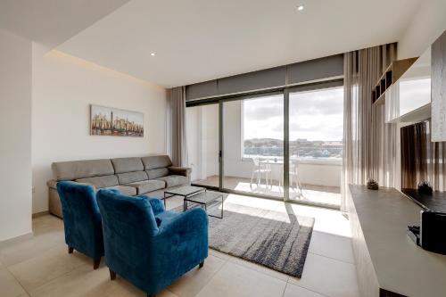 Ein Sitzbereich in der Unterkunft Luxe Apartment with Valletta and Harbour Views