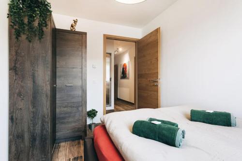 una camera da letto con un grande letto con cuscini verdi di Stilvolle 4-Raumwohnung in zentraler Lage a Dresda