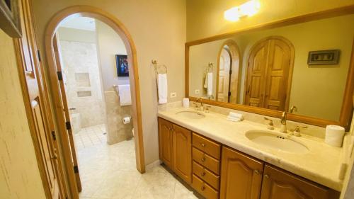 La salle de bains est pourvue de 2 lavabos et d'un grand miroir. dans l'établissement Stunning 4 Bedroom Beach Villa on Sandy Beach at Las Palmas Beach Resort V14 villa, à Puerto Peñasco