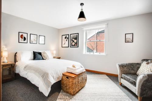 un dormitorio con una cama y un sofá en New! Peaceful 4 Bed home - Quiet and Cosy, en Kent