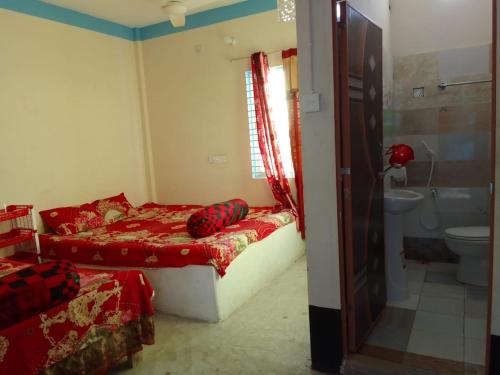 Tempat tidur dalam kamar di Kuakata Hotel & Resort