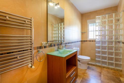 弗拉門戈海灘的住宿－5 bedroom Villa private pool，一间带水槽、卫生间和镜子的浴室