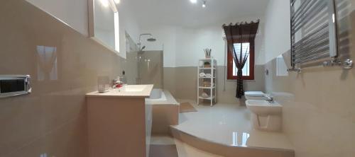 La salle de bains est pourvue d'un lavabo et de toilettes. dans l'établissement Oasi home, à Casteldaccia