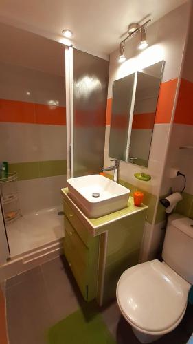 Kúpeľňa v ubytovaní AQUAPLAGE Joli T2 piscine proche plage Richelieu AQUAPLAGE Cap d'Agde