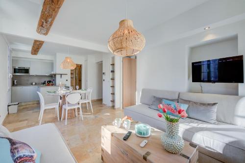 Kuchyňa alebo kuchynka v ubytovaní Appartement Angé 100m de la mer - Happy Rentals