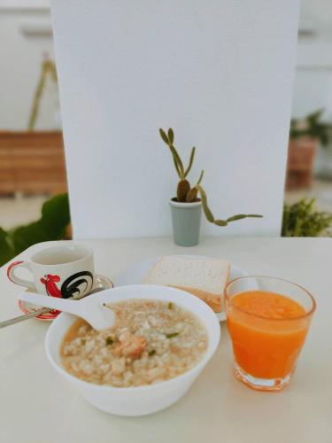 een kom soep en een glas sinaasappelsap bij PATRA Agaligotel in Fang