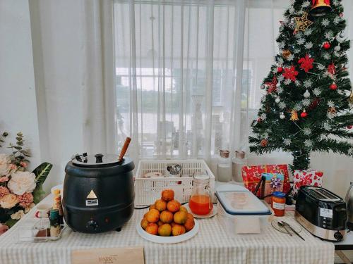 eine Küche mit einem Weihnachtsbaum und einem Tisch mit Orangen in der Unterkunft PATRA Agaligotel in Fang