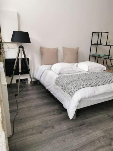 - une chambre avec un grand lit et un coin salon dans l'établissement La Boutique Studio centre ville, à Auch