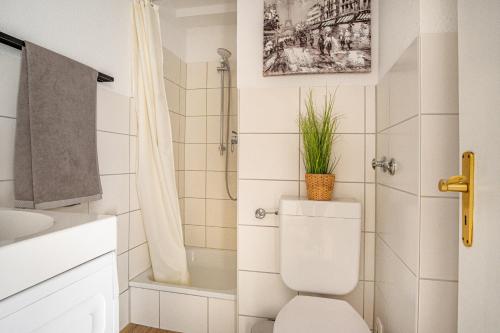 baño con aseo y planta en la parte superior en Strandblick, en Eckernförde