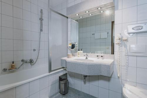 a bathroom with a sink and a mirror at Der Gollinger in Saalbach Hinterglemm