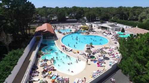 une vue aérienne d'une piscine dans un complexe hôtelier dans l'établissement mobile home la Yole 4 étoiles au calme 6 personnes, à Saint-Jean-de-Monts