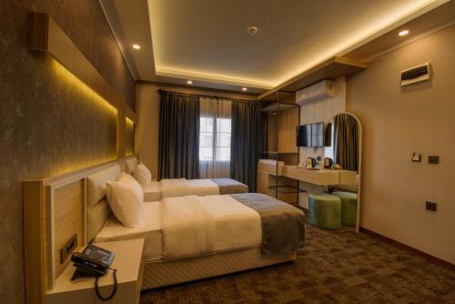ein Hotelzimmer mit Bett und Schreibtisch in der Unterkunft ALEE BEYZAR Hotel in Ankara