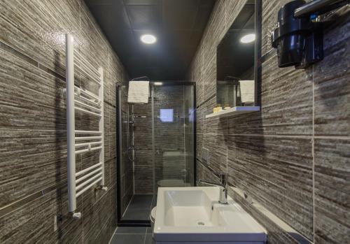 ein Badezimmer mit Waschbecken und Dusche in der Unterkunft ALEE BEYZAR Hotel in Ankara