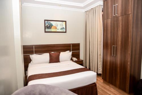 a bedroom with a large white bed in a room at LA BEILA HOTEL MERU in Meru