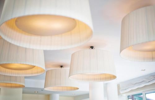 Ein paar Lichter hängen an der Decke in der Unterkunft Bristol Hotel - Frankfurt City Centre - Central in Frankfurt am Main